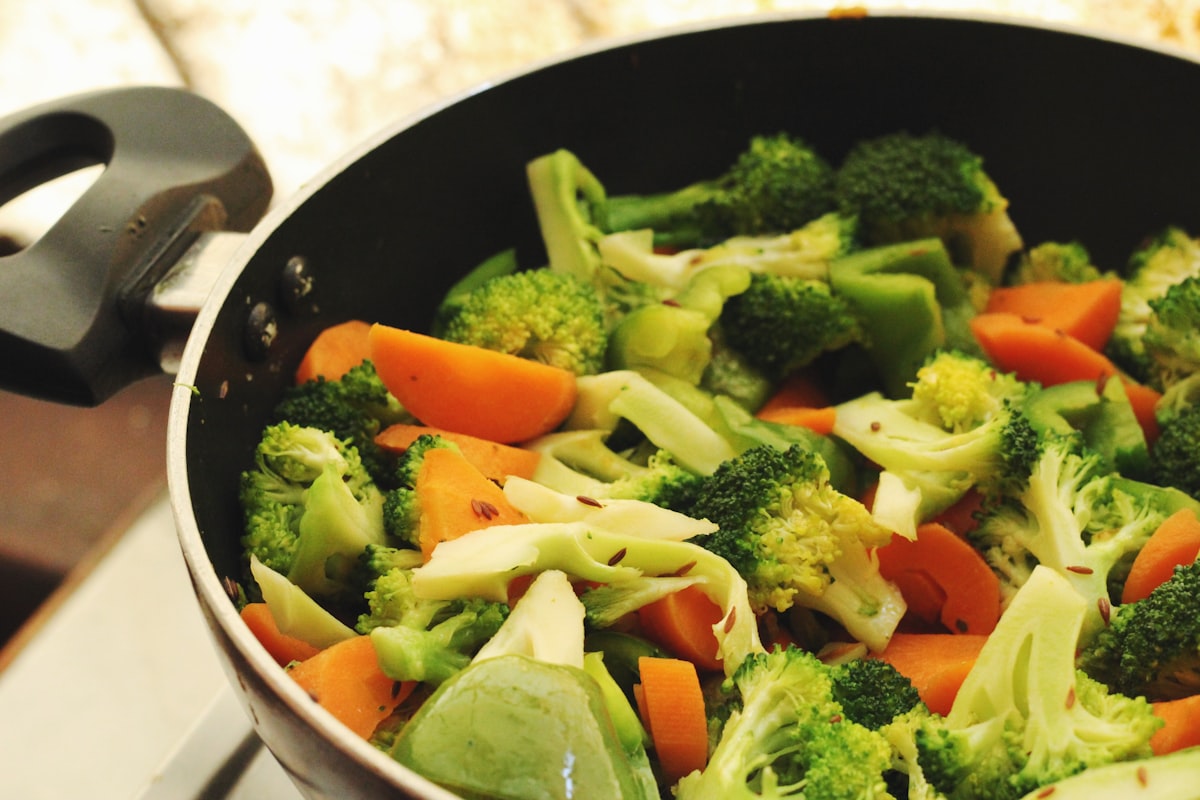 ताज़ी सब्ज़ियाँ और स्वस्थ आहार — 'विरुद्ध आहार (food combining)' विषय पर स्वस्थ जीवनशैली लेख का चित्र
