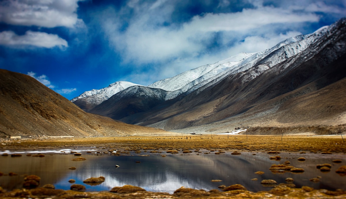बदलते मौसम की प्राकृतिक दृश्यावली — 'ऋतुचर्या अवलोकन (6 ऋतु)' विषय पर स्वस्थ जीवनशैली लेख का चित्र