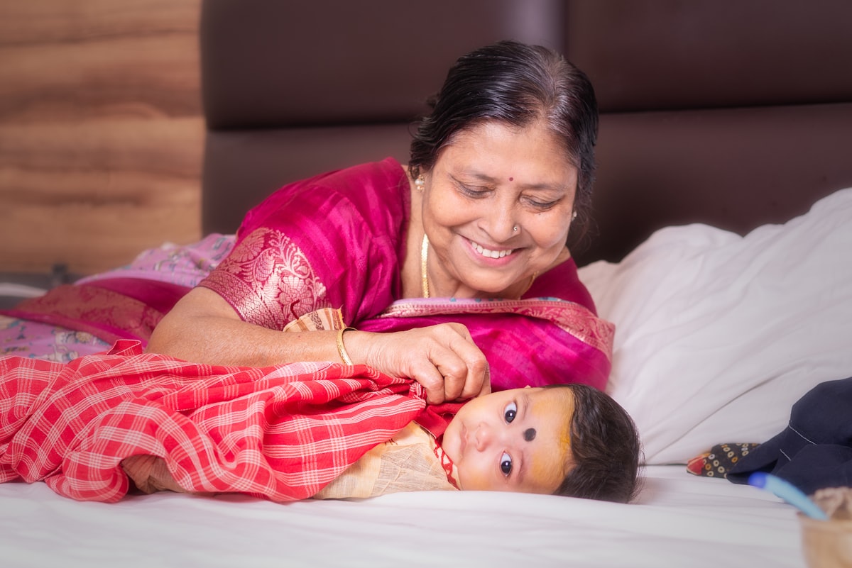 साथ में परिवार के सदस्य — 'बुज़ुर्गों में जोड़/गतिशीलता' विषय पर स्वस्थ जीवनशैली लेख का चित्र